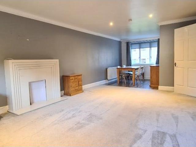 Apartment for rent in Shawmoss, Shawlands