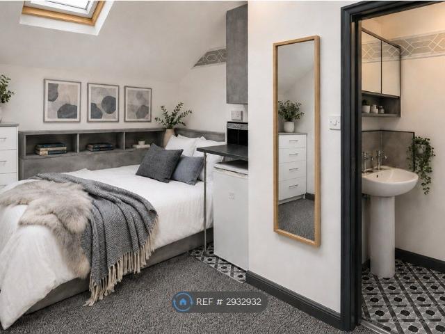 Room for rent in Ovenden, Halifax