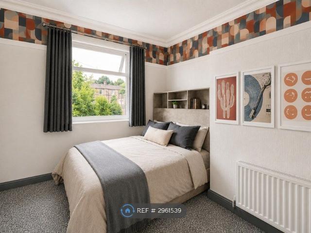 Room for rent in Ovenden, Halifax