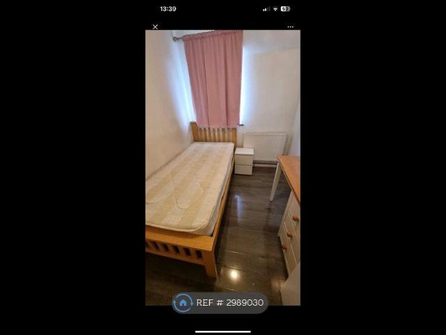 Room for rent in North End, Greater London