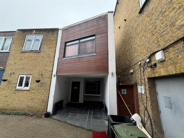 House for rent in London Borough of Richmond upon Thames, Greater London