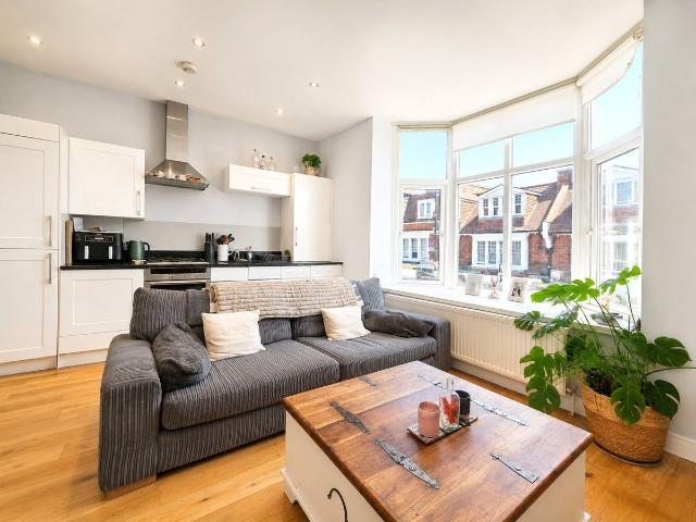 Apartment for rent in Mortlake, Greater London