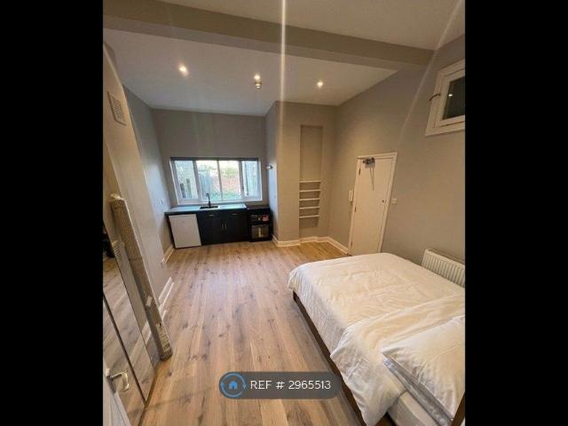Room for rent in North Sheen, Greater London