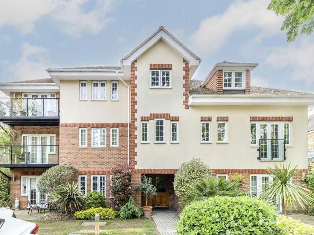 Apartment for rent in West Byfleet, Woking