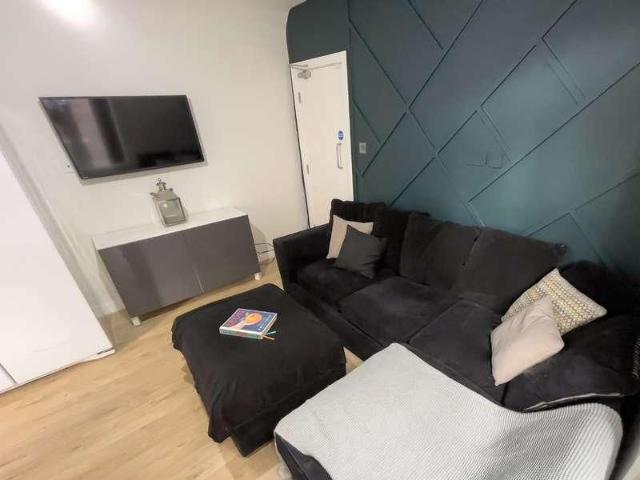 House for rent in Elm Park, Calderstones