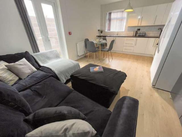 House for rent in Elm Park, Calderstones