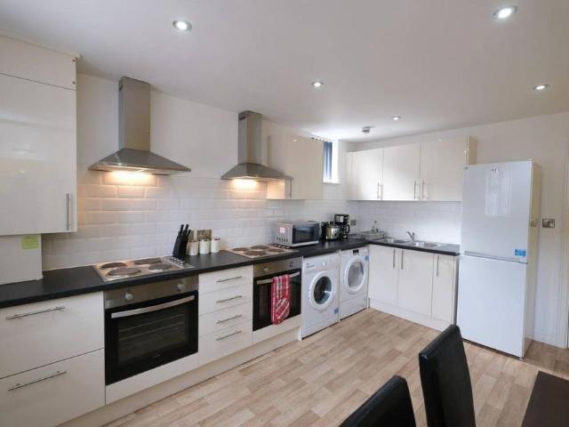 House for rent in Elm Park, Calderstones