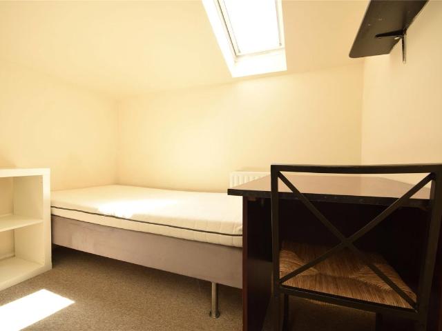 Room for rent in Ewens Farm, Golden Valley