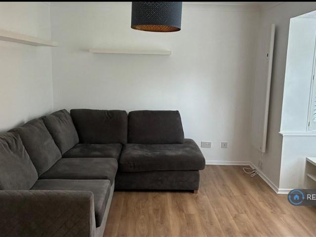 Apartment for rent in London Borough of Merton, Collier's Wood