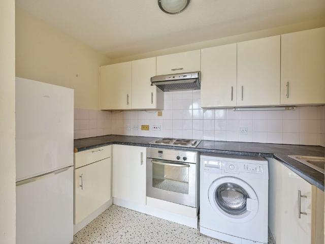 Apartment for rent in London Borough of Merton, Collier's Wood