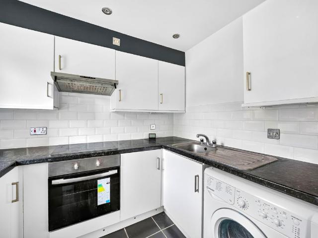 Apartment for rent in London Borough of Merton, Collier's Wood