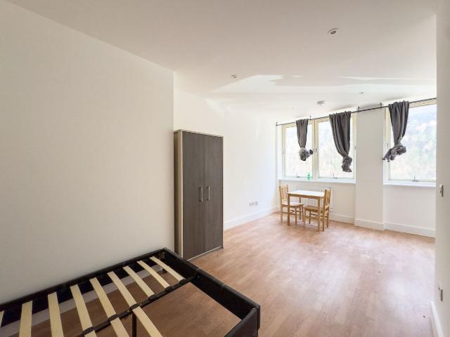 Studio for rent in Elstree and Borehamwood, Borehamwood