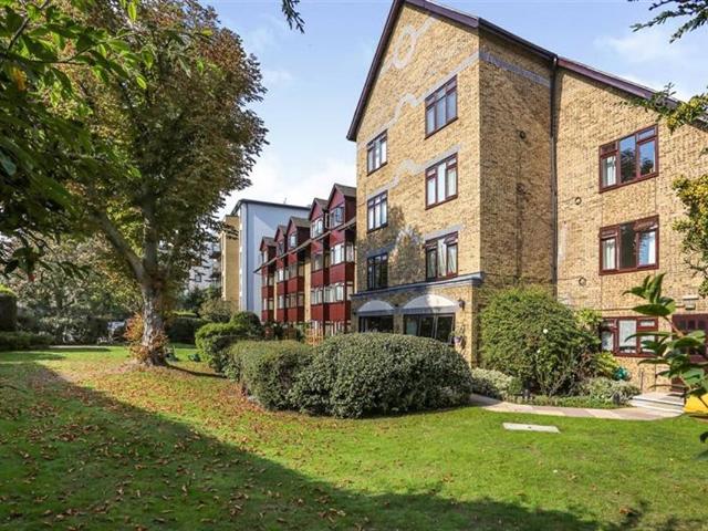 Studio for rent in Widmore, Greater London