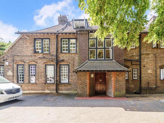 Apartment for rent in London Borough of Merton, Merton Park