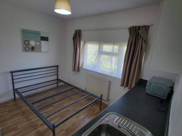 Studio for rent in Potters Bar, Isle Of Man