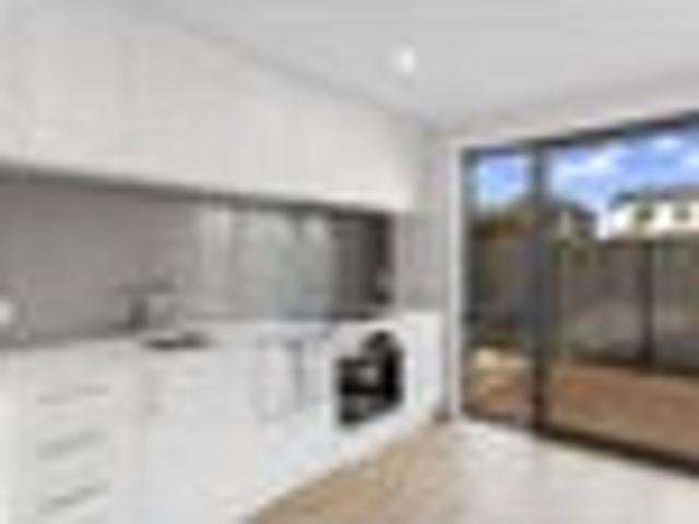 Townhouse for rent in Chaslands, Canterbury