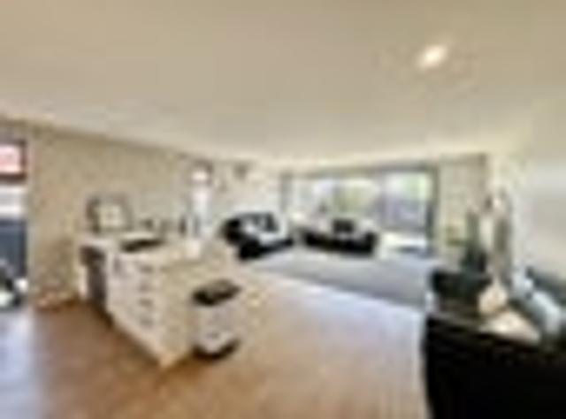 Townhouse for rent in Chaslands, Canterbury