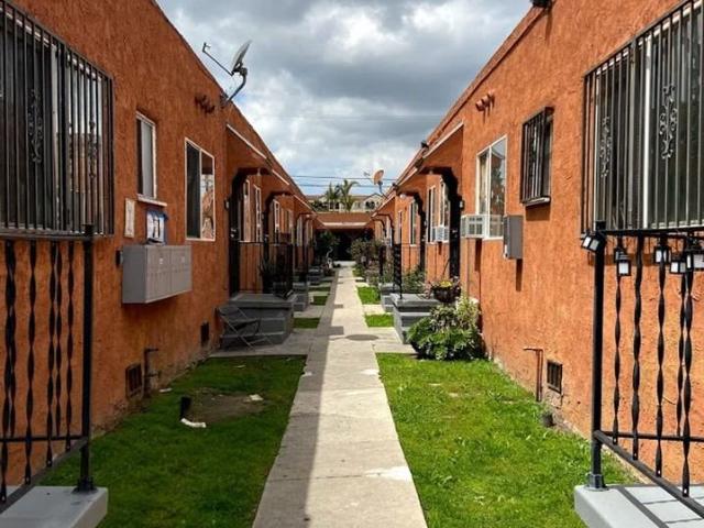 Apartment for rent in Canoga Park, California