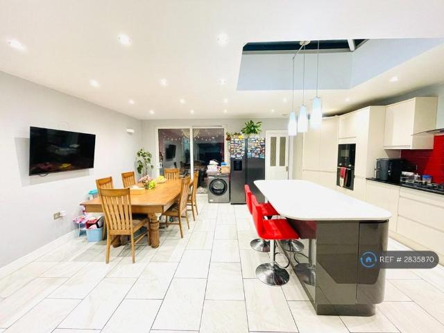 House for rent in Charlton, Greater London