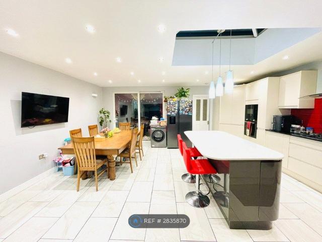 House for rent in Charlton, Greater London