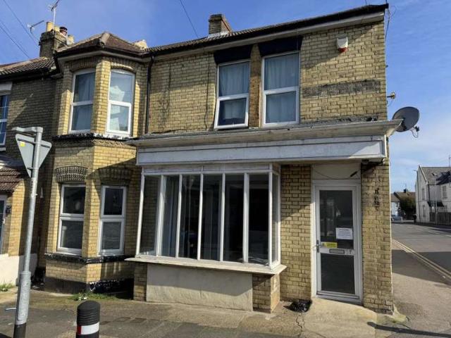 Commercial for rent in Brompton, Gillingham