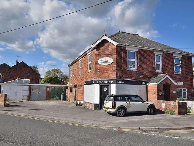 Commercial for rent in Highcliffe