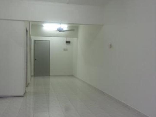 Flat for sale in Malaka
