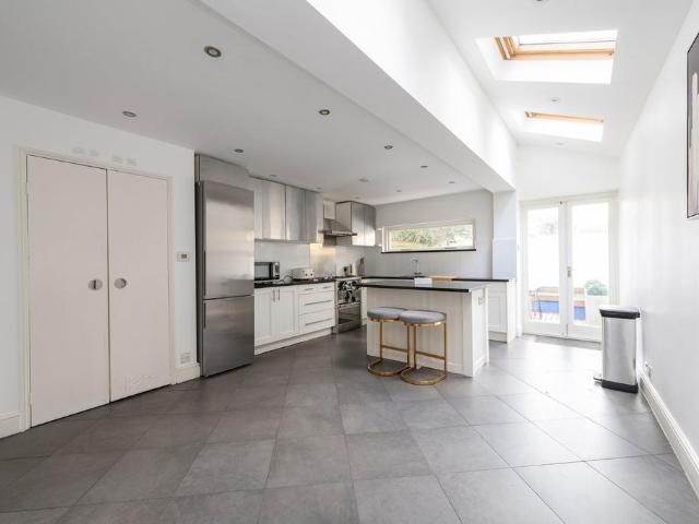 House for rent in Walham Green, Greater London