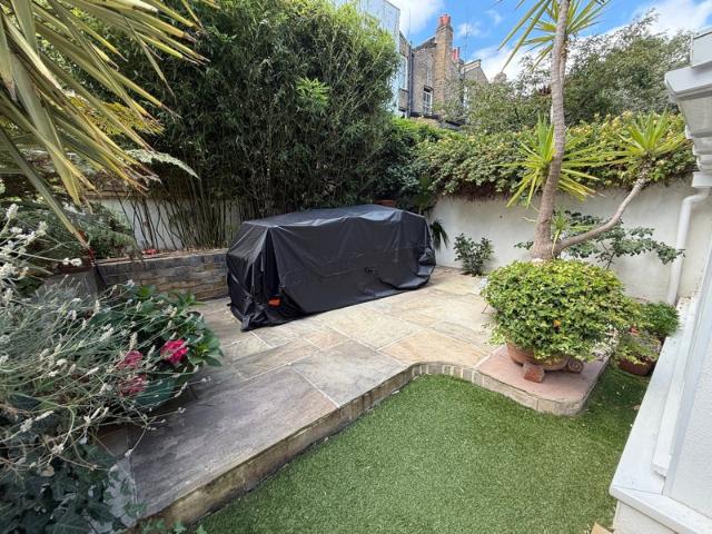 Apartment for rent in Lot's Village, Greater London