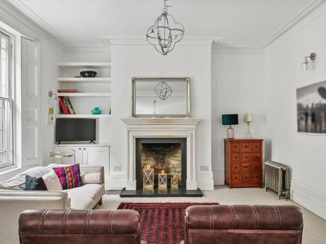 Townhouse for rent in Elephant and Castle, Greater London