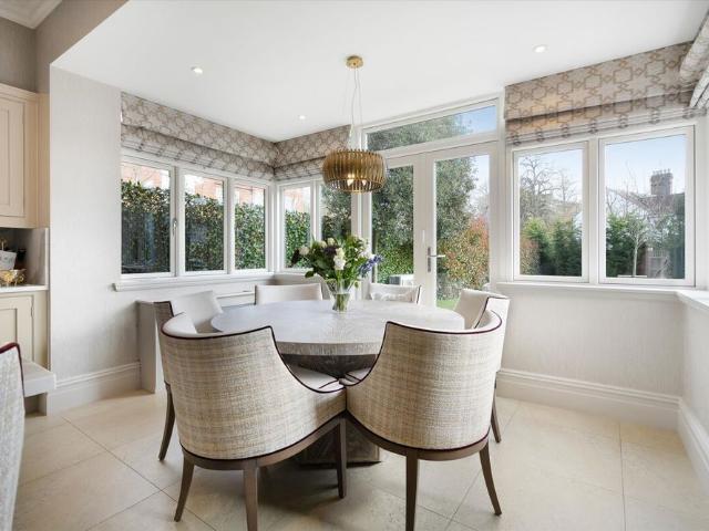 Townhouse for rent in Cranbourne, Winkfield