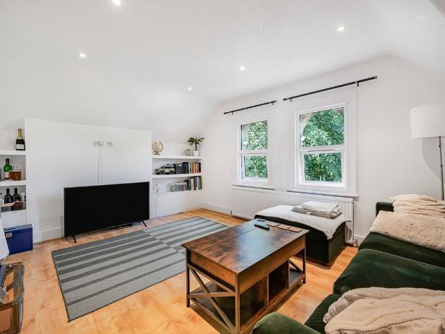Apartment for rent in Shortlands, Greater London