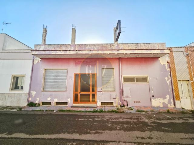 Locale Commerciale in vendita a Puglia, Lecce