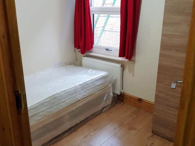 Room for rent in Plashet, Greater London