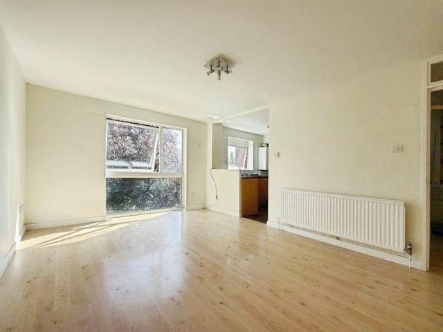 Apartment for rent in Oakleigh Park, Greater London