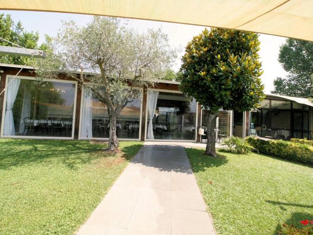 Locale Commerciale in vendita a Marina di Massa, Marina Di Massa