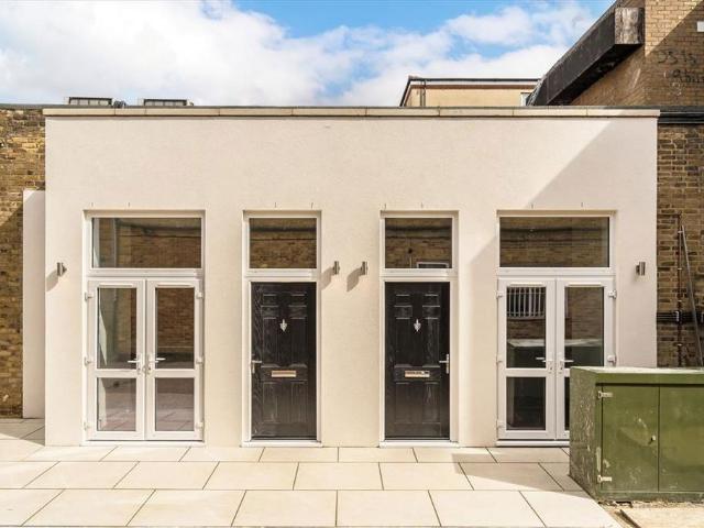Apartment for rent in Longlands, Greater London
