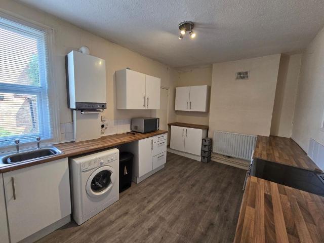 Apartment for rent in Longlands, Greater London