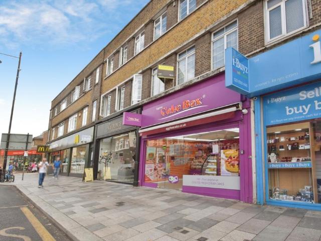 Apartment for rent in Longlands, Greater London