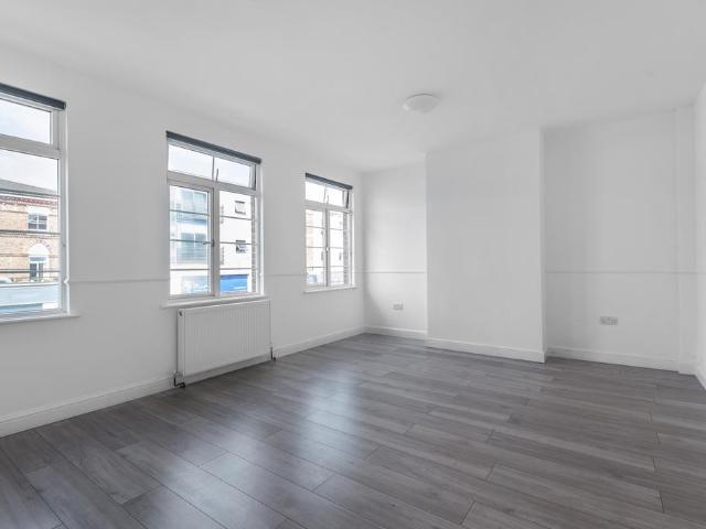 Apartment for rent in Longlands, Greater London