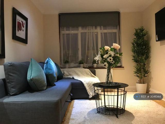 Apartment for rent in Brondesbury Park, Greater London