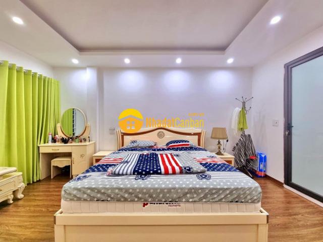 Nhà mặt phố bán