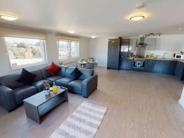 Room for rent in Hyde Park, West Yorkshire