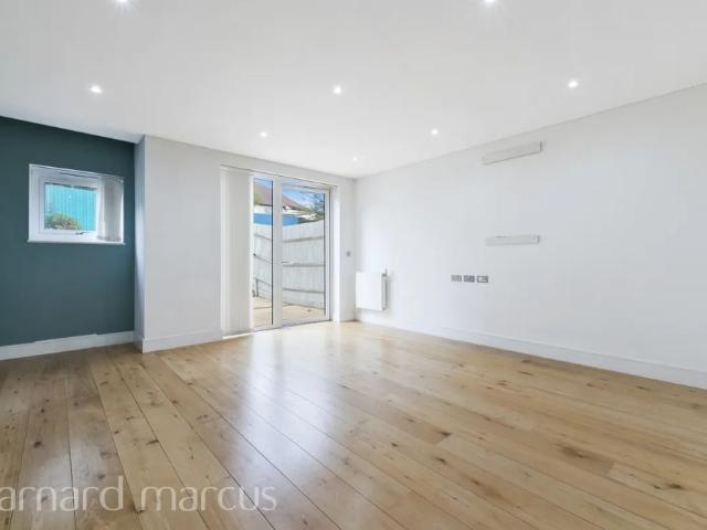 Townhouse for rent in London Borough of Brent, Greater London