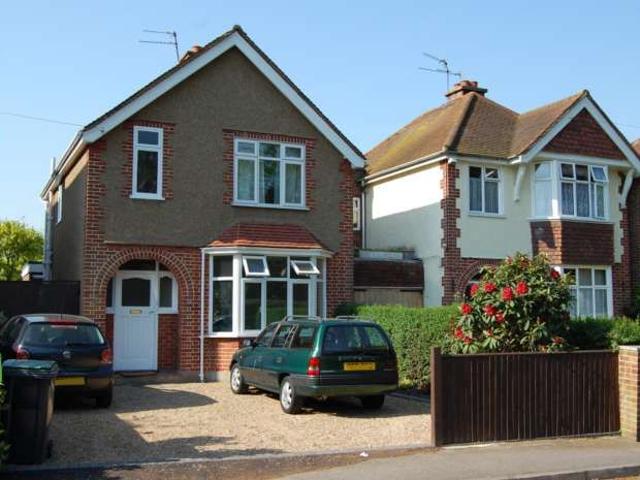Room for rent in Row Town, Surrey