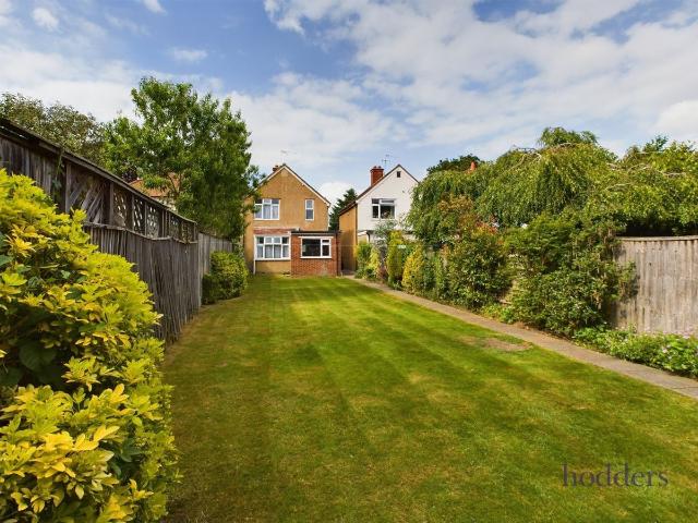 Apartment for rent in Row Town, Surrey