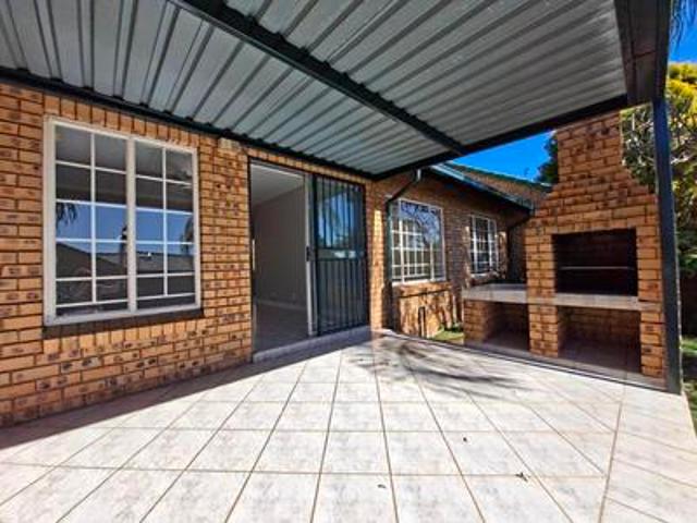 Townhouse for rent in Waterkloof, Gauteng