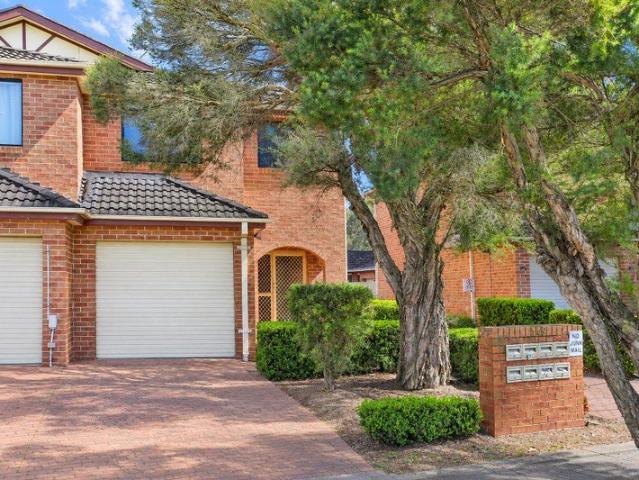 Townhouse for sale in Toongabbie, Sydney