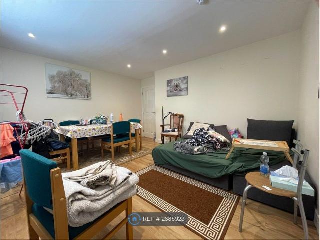 House for rent in Shinfield