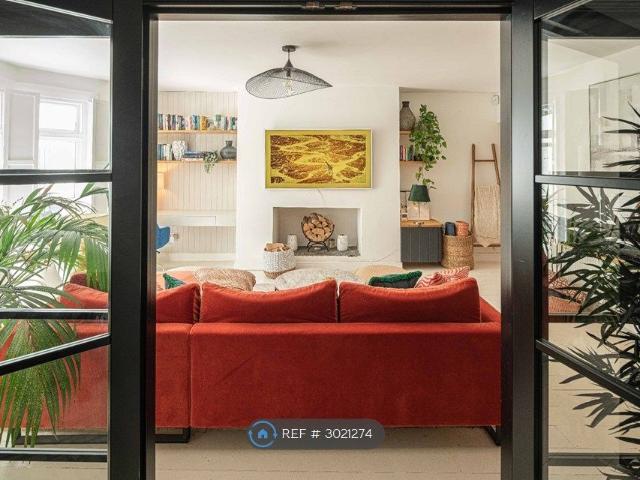 Apartment for rent in Brook Green, Greater London